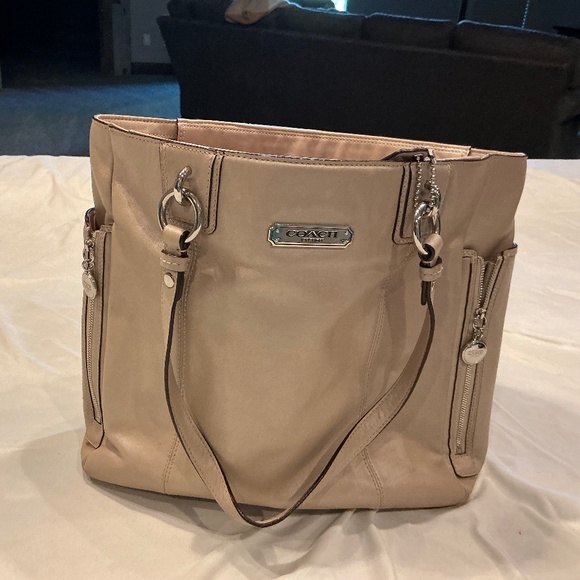 Coach Outlet Shoulder Bag - Picture 1 of 4